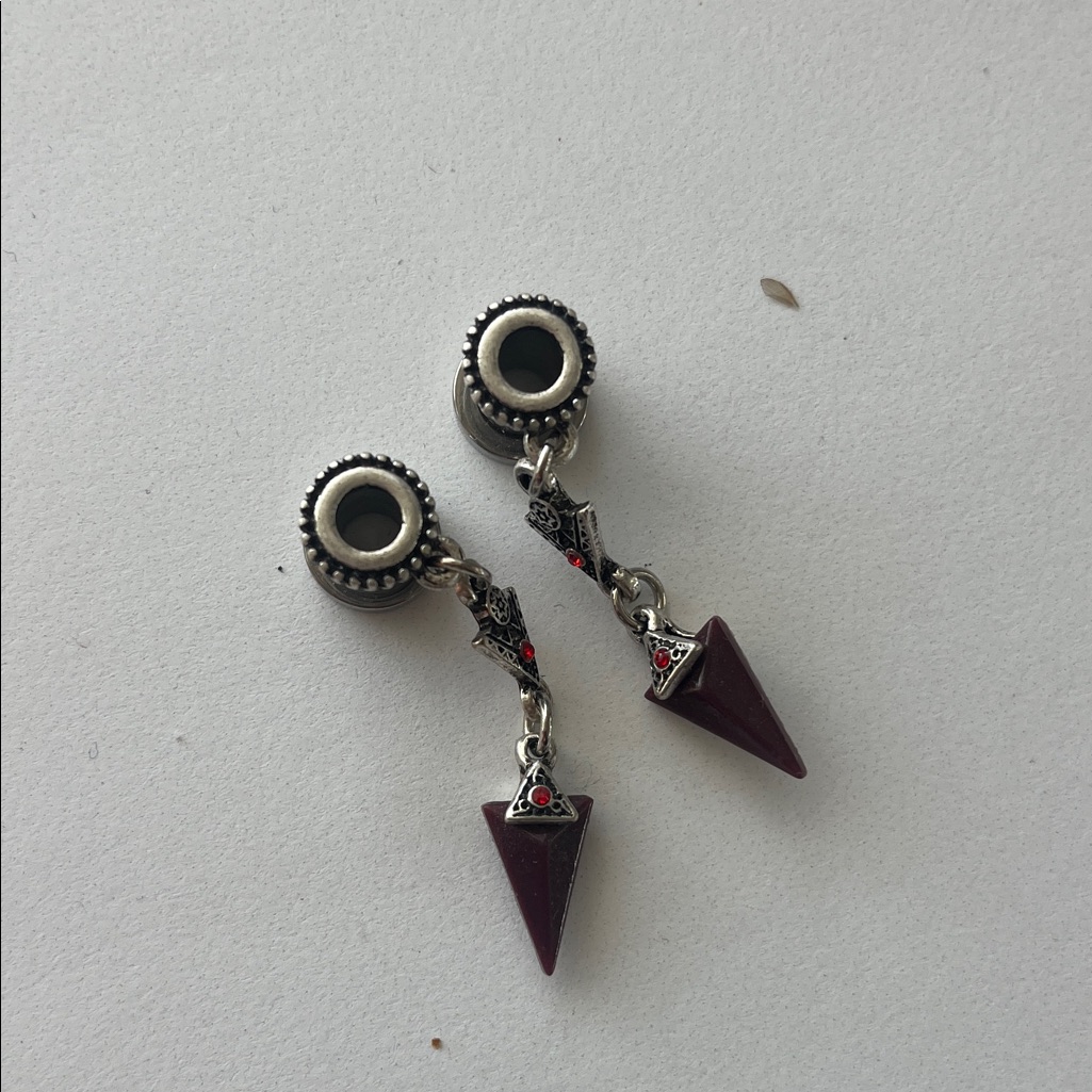 Elegant Silver And Red Ear Plugs 4 Gauge Elegant Silver And Red Ear Plugs 4 Gauge